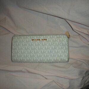 Michael Kors Jet Set Continental Wallet